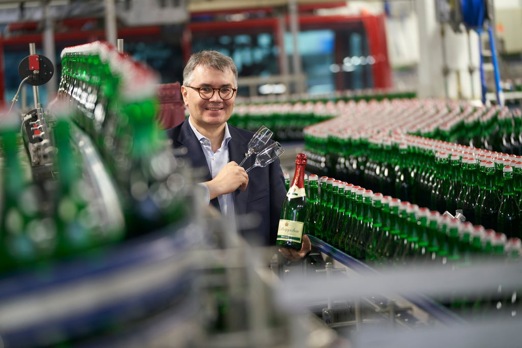 Unternehmenschef Christof Queisser steht in der Abfüllanlage in Freyburg.