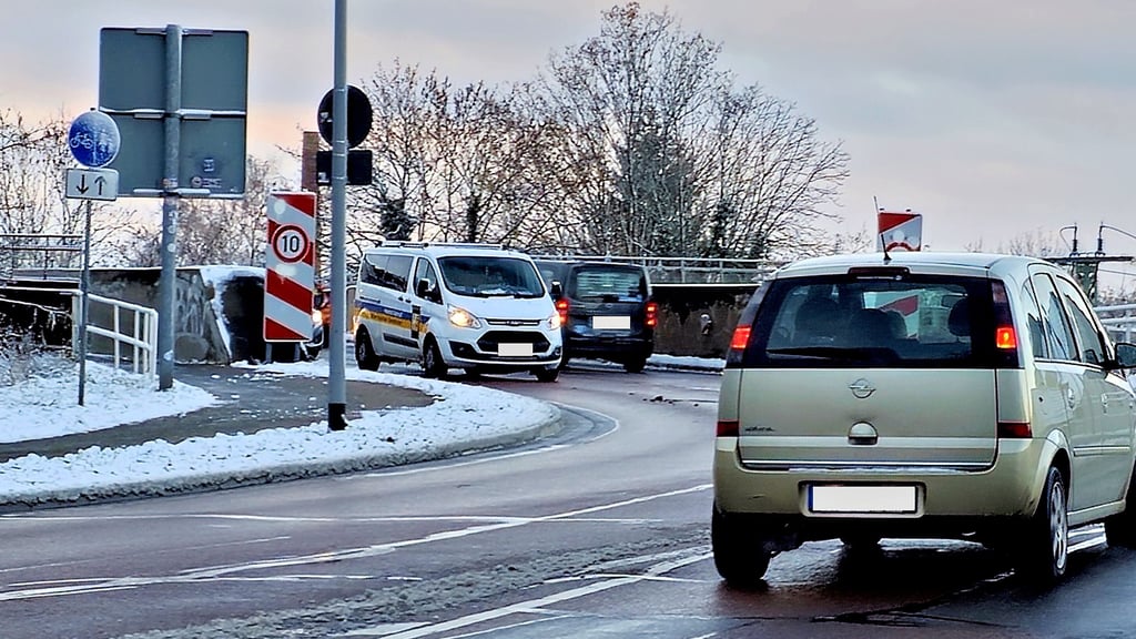 Sie ist ein Nadelöhr, die Zerbster Brücke in Roßlau. Ab 1. Dezember ist sie nun in Richtung Zerbst gesperrt. Welche Folgen hat das für Rettungskräfte und Krankentransporte?