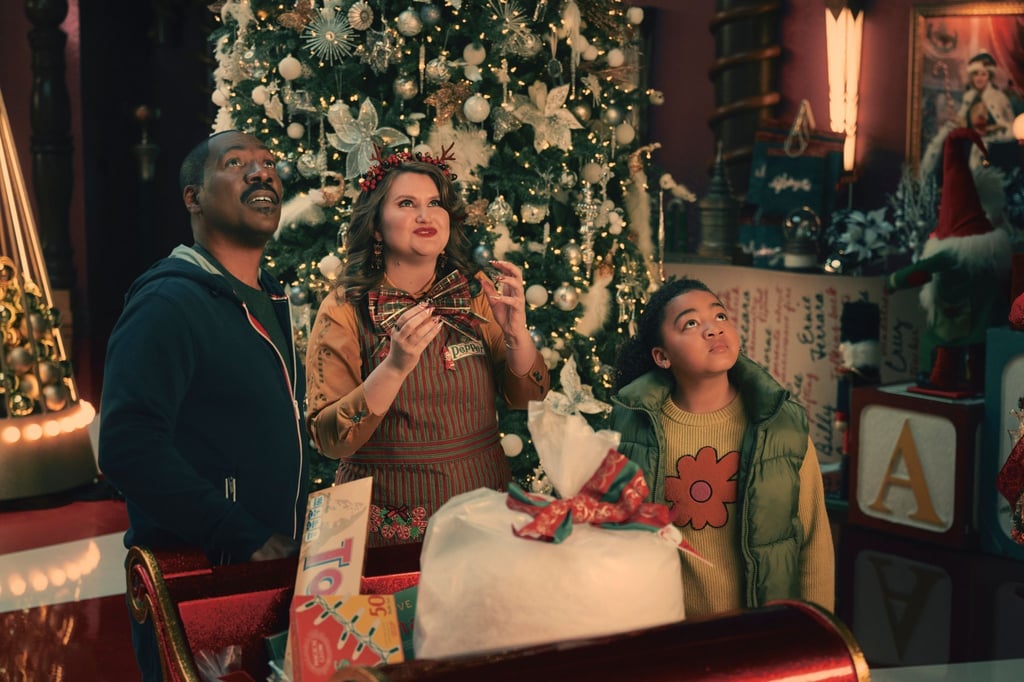 Eddie Murphy als Chris Carver, Jillian Bell als Pepper und Madison Thomas als Holly Carver in einer Szene aus „Candy Cane Lane“.