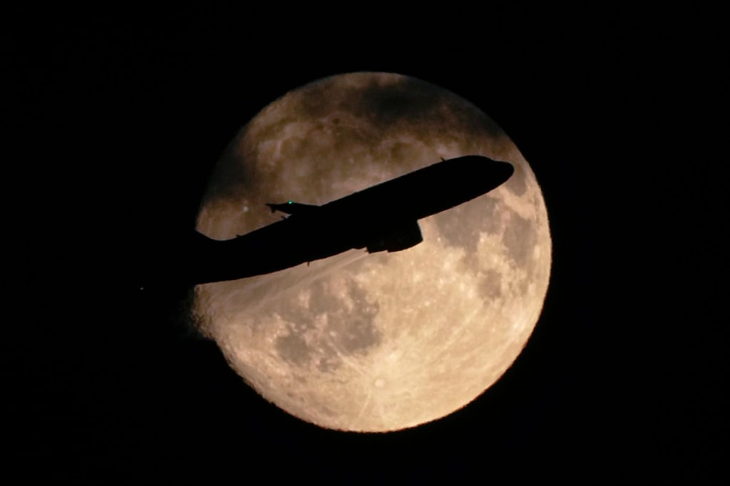 Ein Airbus A319 der russischen Fluggesellschaft „Russia“ hebt vom Flughafen Pulkowo ab.