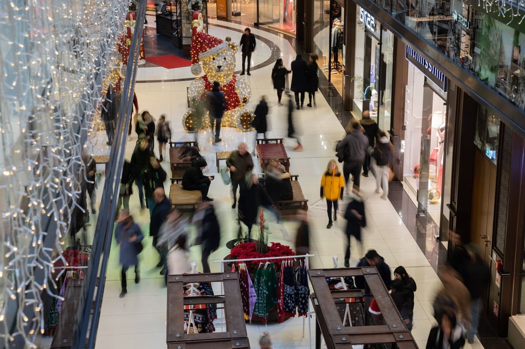 Menschen gehen am verkaufsoffenen Sonntag durch ein Einkaufszentrum am Potsdamer Platz.