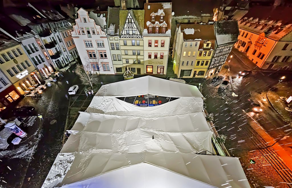 Der Blick auf den Unglücksort vom Donnerstagabend. Man sieht ganz deutlich das Loch im Dach der Eislaufbahn auf dem Merseburger Markt.