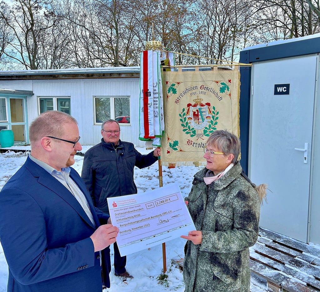Christian Strätz (links) und Guido Obieglo freuen sich über den Fördermittelbescheid von der Stiftung der ehemaligen Kreissparkasse, den Silvia Ristow als Mitglied des Stiftungsrates überreicht.