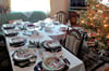 Silberbesteck, weißes Geschirr mit Goldrand, Servietten und  etwas Tannengrün   - so sieht die Festtagstafel bei Familie Jentsch aus.  