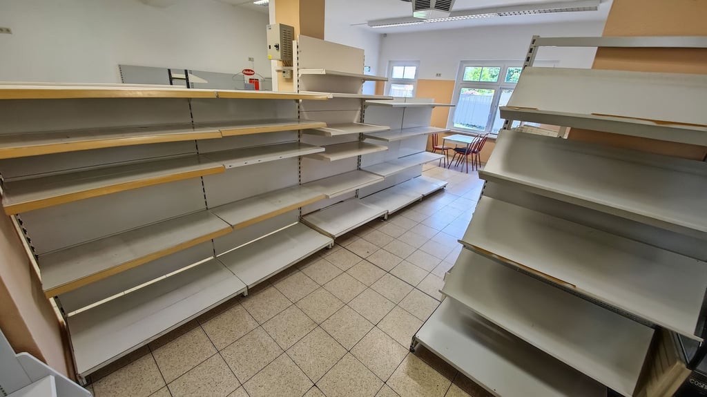 Archivbild - Leere Regale gibt es in dem Laden in Hayn seit über einem Jahr.