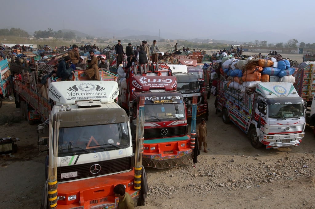 Afghanische Familien warten Ende Oktober auf die Abfertigung an einem Grenzübergang in Pakistan.