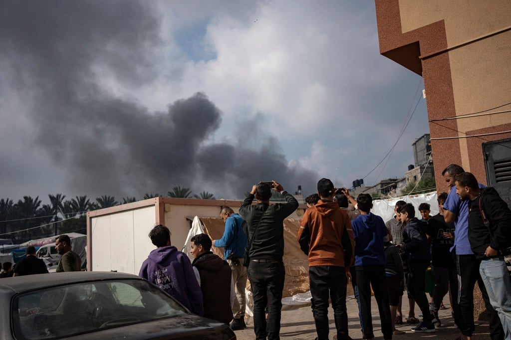 Palästinenser in Chan Junis betrachten den aufsteigenden Rauch nach einem israelischen Luftangriff.