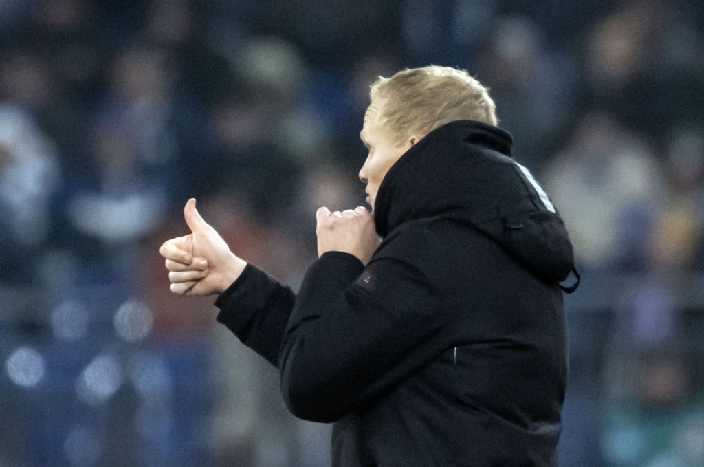 Schalkes Trainer Karel Geraerts hebt den Daumen.