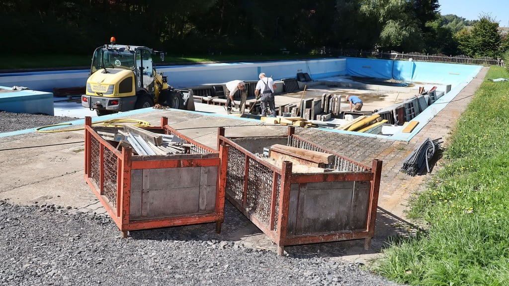 Archivbild - Blick auf die Sanierungsarbeiten im Freibad in Wolfsberg.