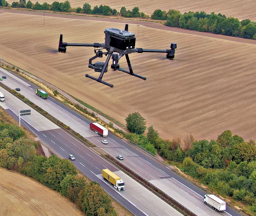 Die ferngesteuerten Fluggeräte werden inzwischen auch zur Verkehrsüberwachung eingesetzt.