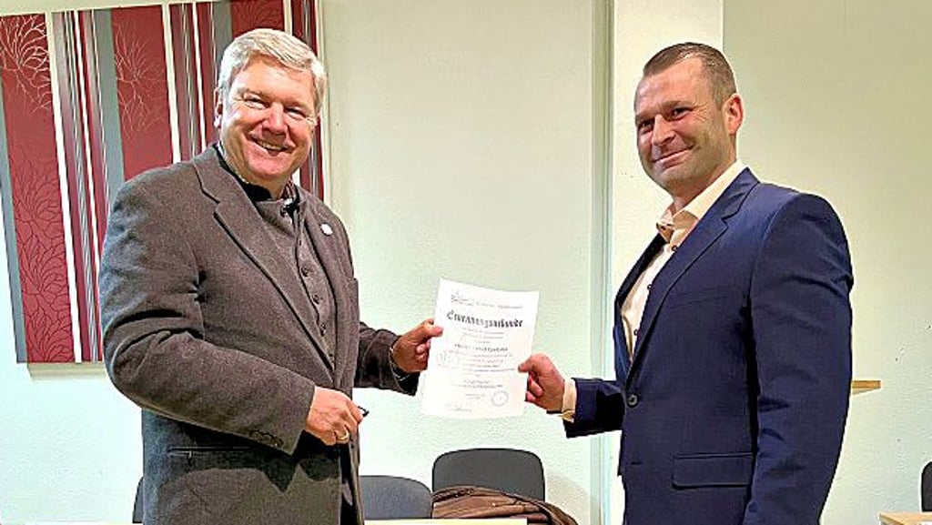 Veit Wolpert (l.) überreichte die Ernennungsurkunde an den wiedergewählten Bürgermeister Ferid Giebler.