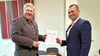 Veit Wolpert (l.) überreichte die Ernennungsurkunde an den wiedergewählten Bürgermeister Ferid Giebler. 