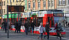 Straßenbahn in der Ludwig-Wucherer-Straße in Halle: Aus dem Paulusviertel soll es bald Zubringerbusse geben.
