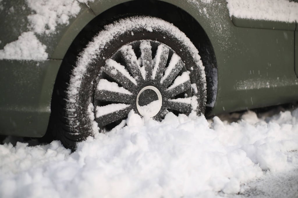 Der Schnee macht Autofahrern zu schaffen.