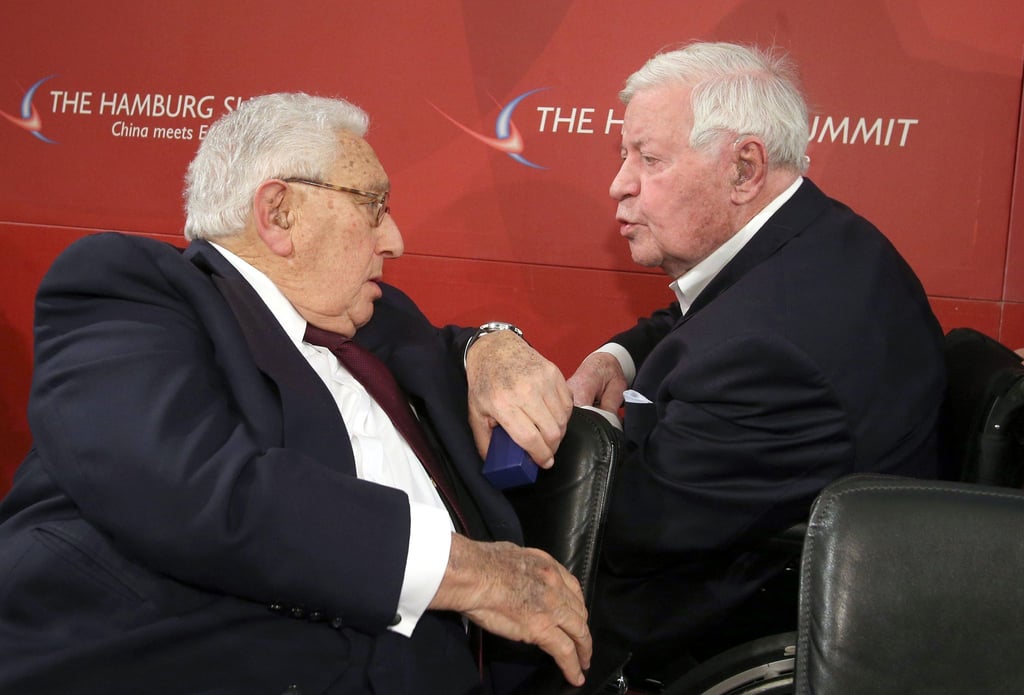 Altbundeskanzler Helmut Schmidt (r) und der ehemalige US-Außenminister Henry Kissinger im Jahr 2012.
