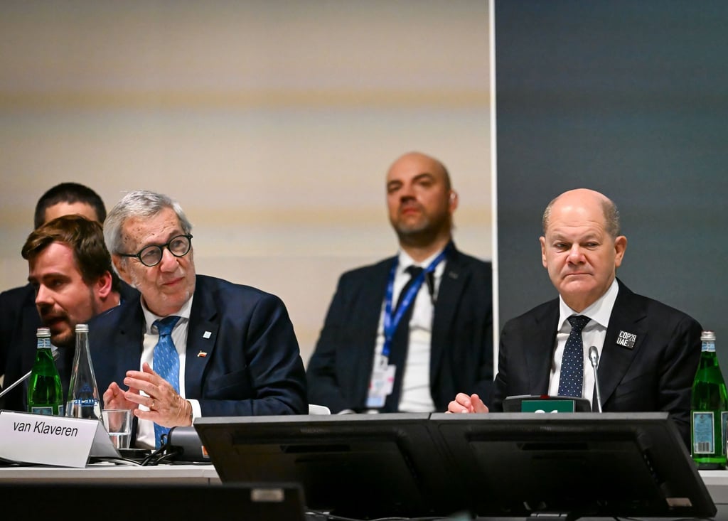 Bundeskanzler Olaf Scholz (r, SPD) und Alberto van Klaveren Stork (3.v.l), Außenminister von Chile, sitzen während der Weltklimakonferenz der Vereinten Nationen bei der Veranstaltung „Climate Club Full Launch“.