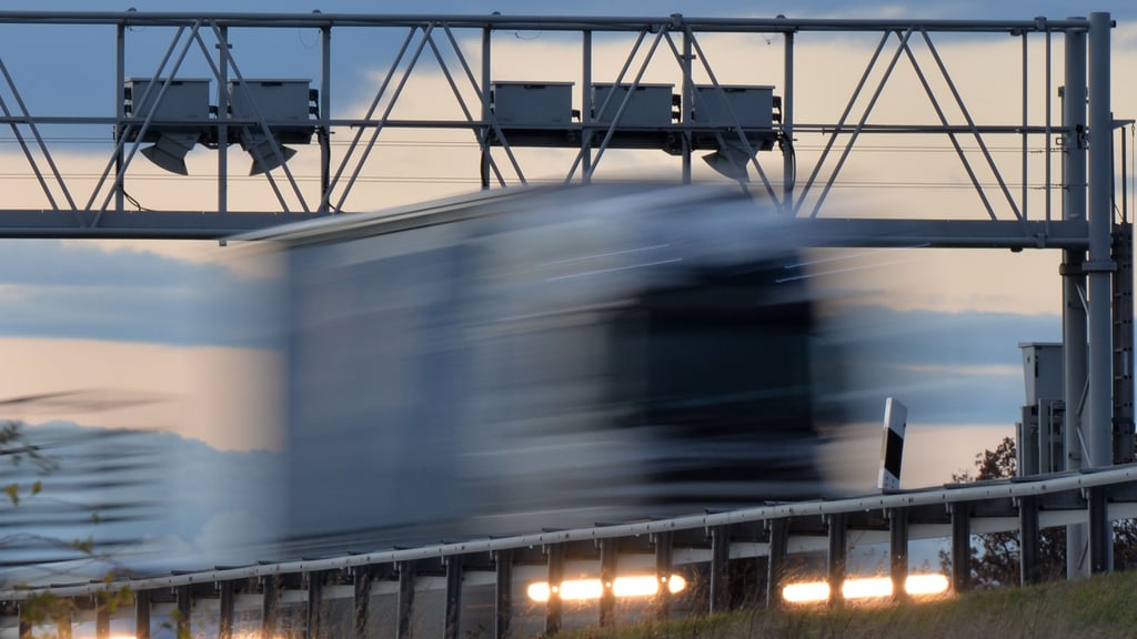 Lkw-Transportunternehmen müssen ab heute zusätzlich zur bisher bestehenden Maut einen weiteren Beitrag für den Kohlendioxid-Ausstoß zahlen.