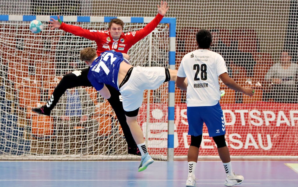 Tim Hertzfeld (M., Dessau-Roßlauer HV ) bei einem seiner vier Tore im Spiel gegen den EHV Aue.