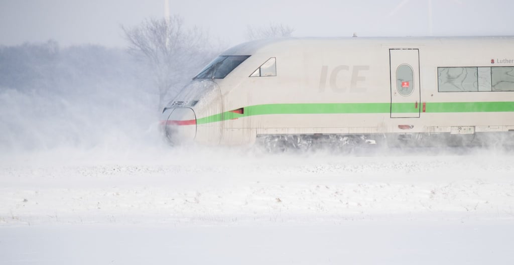 Keine außergewöhnlichen Umstände: Kommt es aufgrund von Schnee zu größeren Zugverspätungen, können Betroffene auf Entschädigungen bestehen.