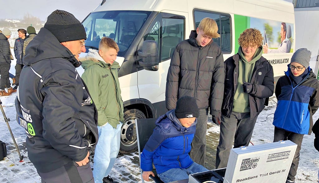 Am Reaktionstestgerät zeigt Frank Schmidt von der Landesverkehrswacht (l.) den Achtklässlern wie sich der Anhalteweg je nach Tempo verändert.