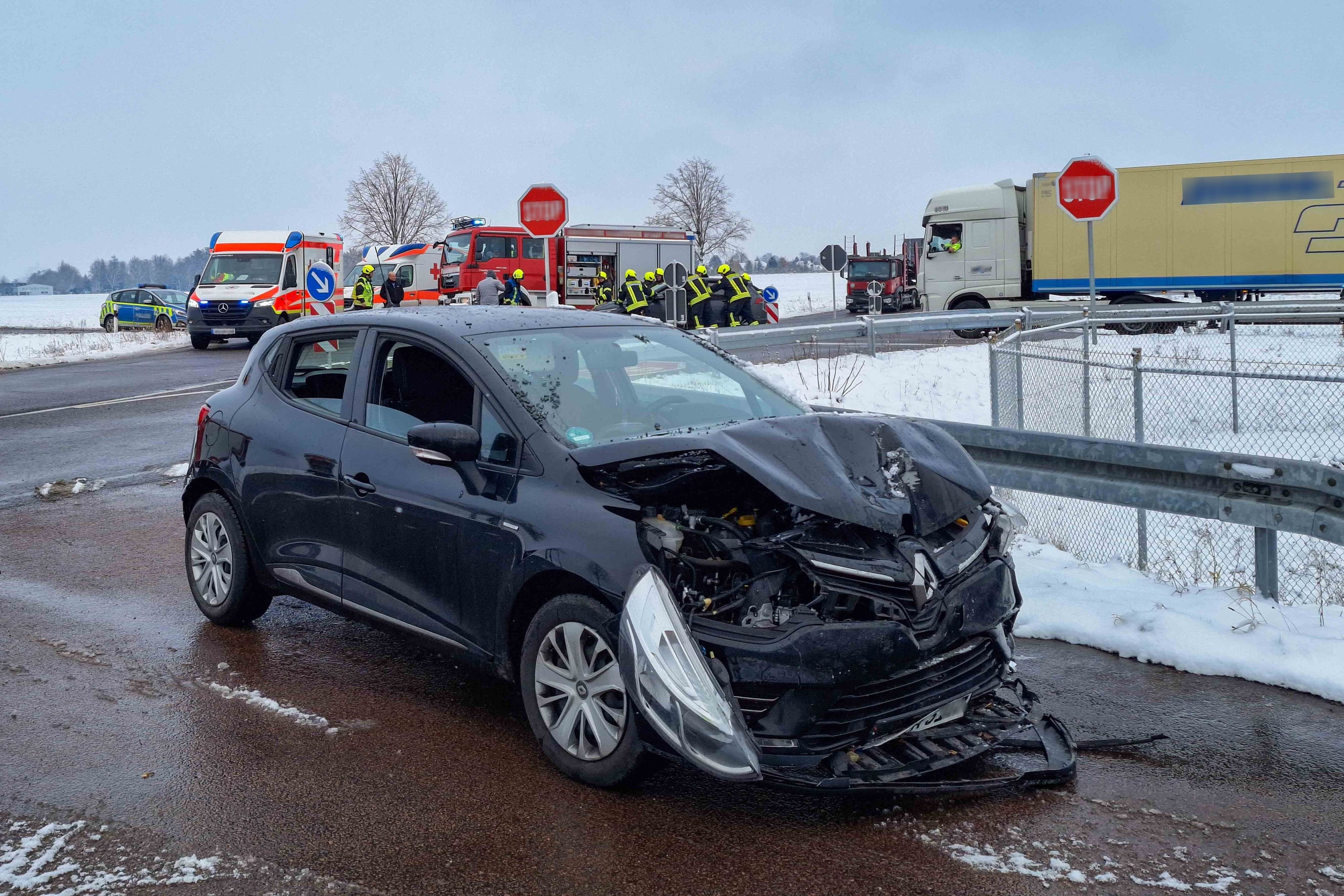 Unfall Am Freitag: Heftiger Zusammenstoß Auf B-183-Kreuzung Bei Zörbig ...