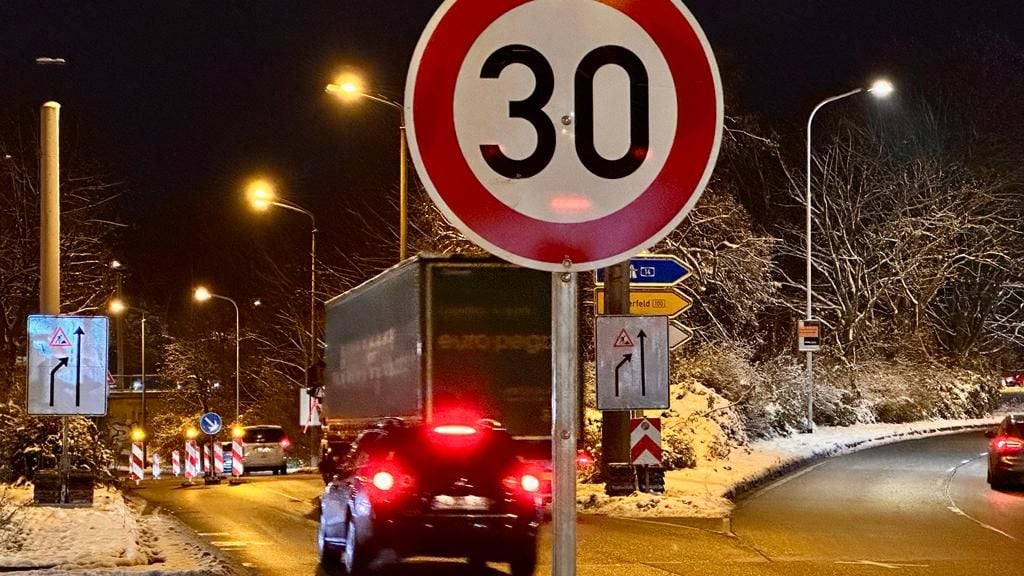 In der Paracellsusstraße in Halle (Saale) gibt es massive Schäden an der Fahrbahn. Deswegen stehen momentan nur eine von zwei Spuren zur Verfügung.