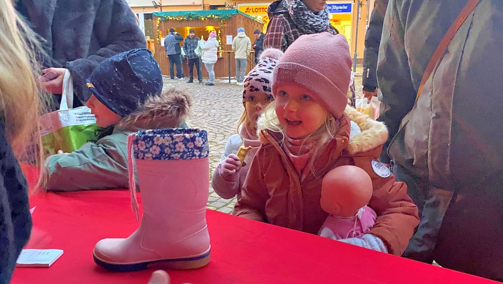 Nach Schuhe putzen kommt die Freude: Süß befüllte Winterstiefel.
