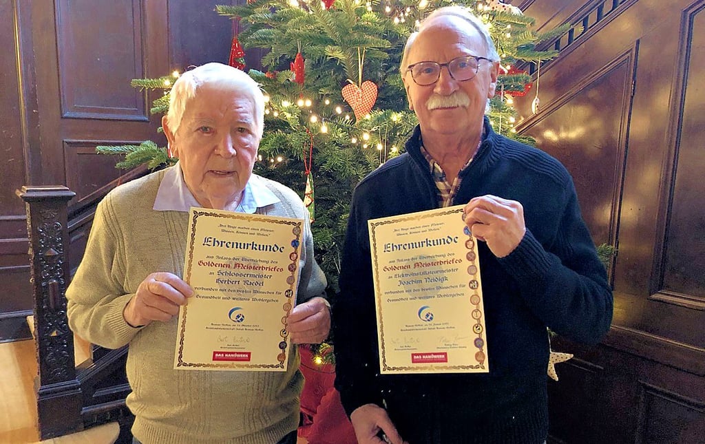 Elektroinstallateurmeister Joachim Neidigk und Schlossermeister Herbert Raedel wurden mit dem Goldenen Meisterbrief geehrt.