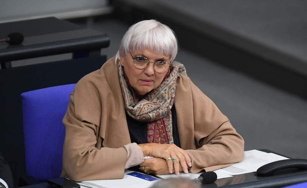 Claudia Roth, Staatsministerin für Kultur und Medien, sitzt im Plenum des Deutschen Bundestages.