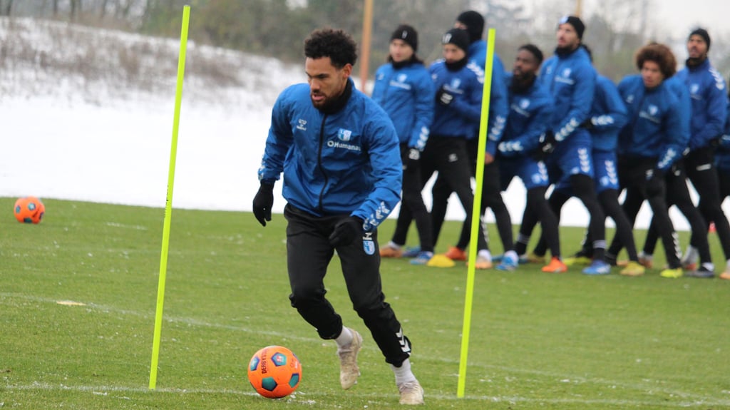 "Magdeburg Blau-Weiß"-Spieler des Monats November, Herbert Bockhorn, beim Training in eisiger Kälte vor dem Spiel gegen den 1. FC Kaiserslautern. Sein Platz in der Startelf vom FCM ist wegen seiner aktuellen Form quasi garantiert.