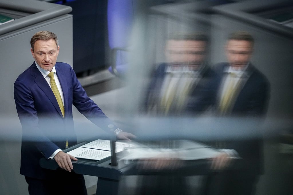 Christian Lindner (FDP) spricht im Plenum des Bundestags zum geplanten Nachtragshaushalt.