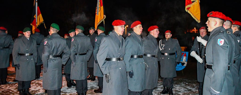 Stellvertretend für alle 250 Rekruten aus Havelberg, Hagenow und Viereck gelobten junge Soldaten beim feierlichen Gelöbnis in der Hansestadt vor ihren Truppenfahnen, der Bundesrepublik Deutschland treu zu dienen.