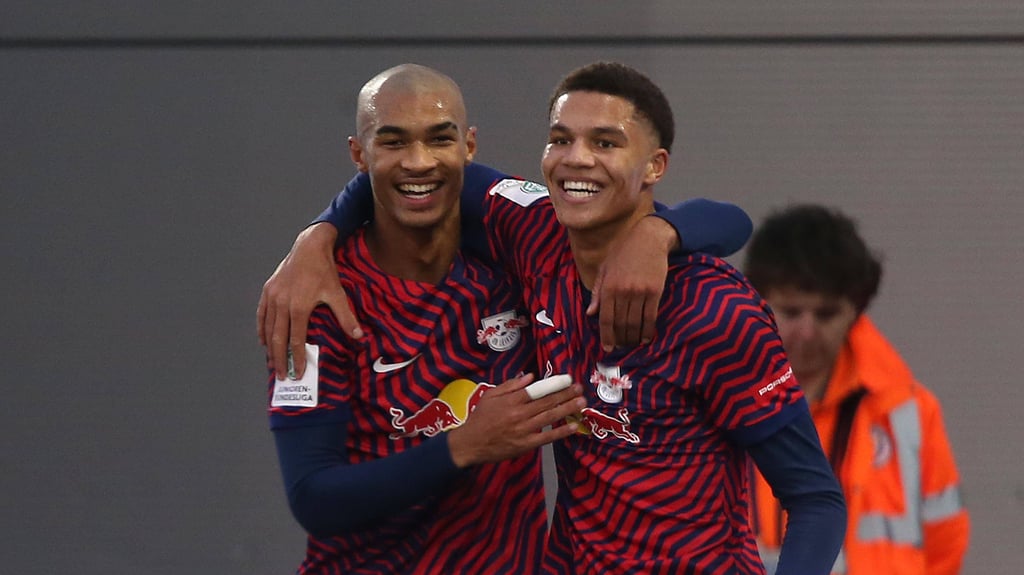 Die RB-Talente Yannick Eduardo (l.) und Nuha Jatta jubeln gemeinsam in der Youth League. RB-Trainer Marco Rose hat beide im Blick.