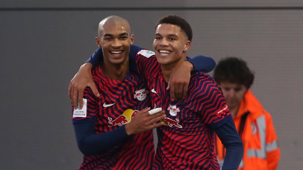 Die RB-Talente Yannick Eduardo (l.) und Nuha Jatta jubeln gemeinsam in der Youth League. RB-Trainer Marco Rose hat beide im Blick.