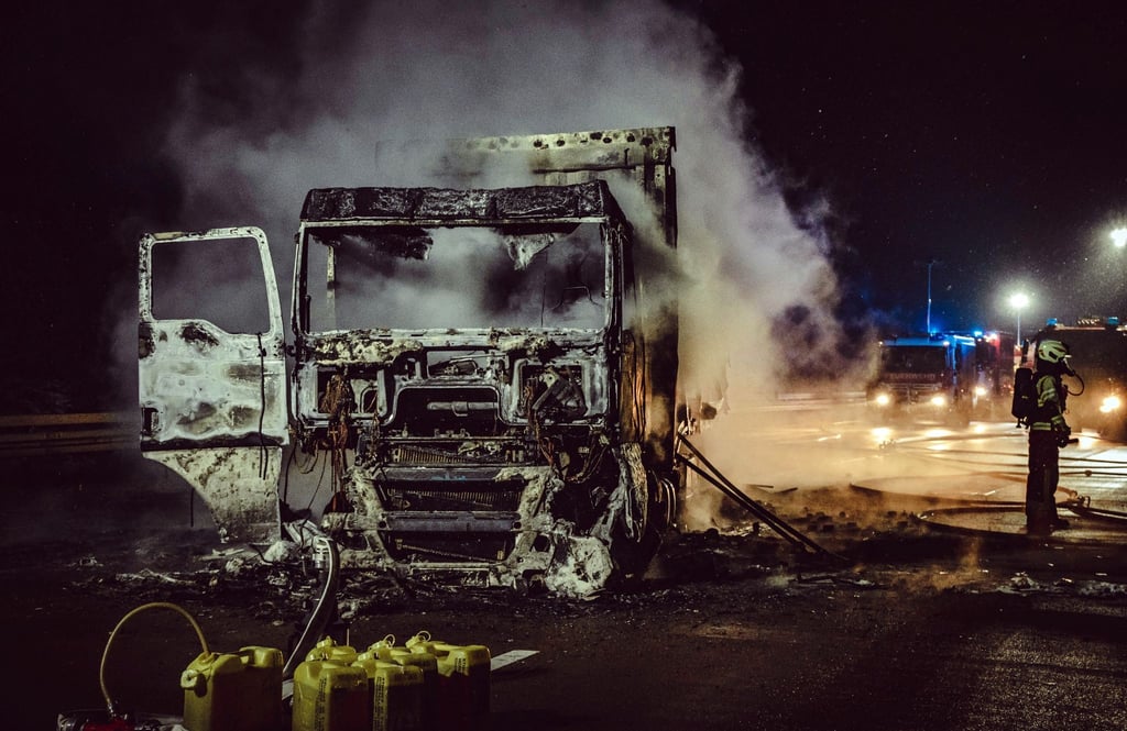 Ein vollständig ausgebrannter Lastwagen steht auf der A9 Richtung Berlin in Höhe Abfahrt Bitterfeld-Wolfen.