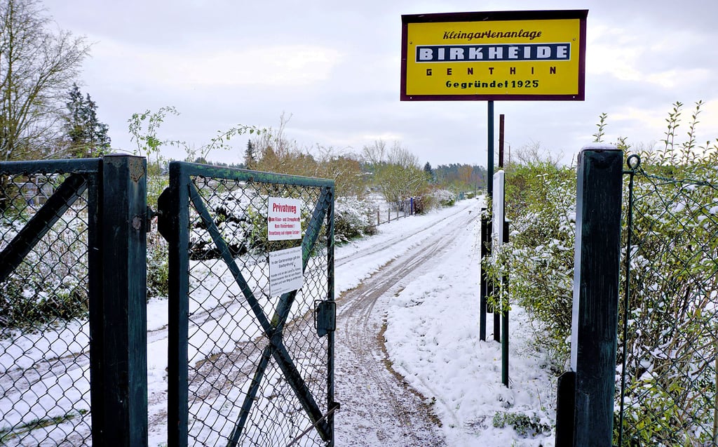 Ab Dezember werden die Eingangstore zur Gartenanlage „Birkheide“ geschlossen, die rechts danebenliegenden Türen aber bleiben geöffnet.