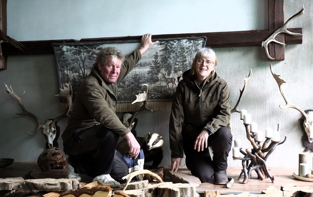 Thomas und Antje Wöhling in ihrer Naturscheune unter der Großleinwand.