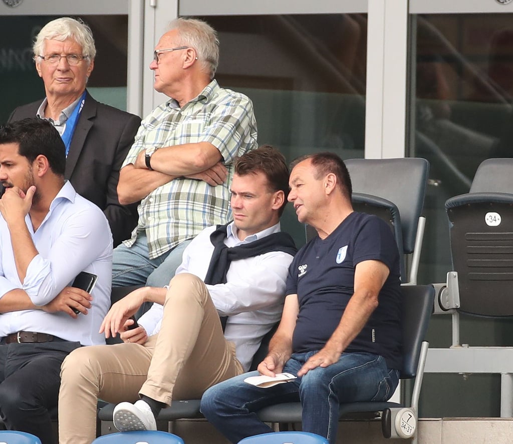 Alexander Wahler (mittig unten) und Sportgeschäftsführer Otmar Schork (r.) können mit dem Gewinn zufrieden sein.