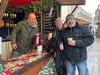 Bei Ramon Winkler (von links) genießen Heiko Hinze und Torsten Straube die Zeit auf dem Weißenfelser Weihnachtsmarkt.