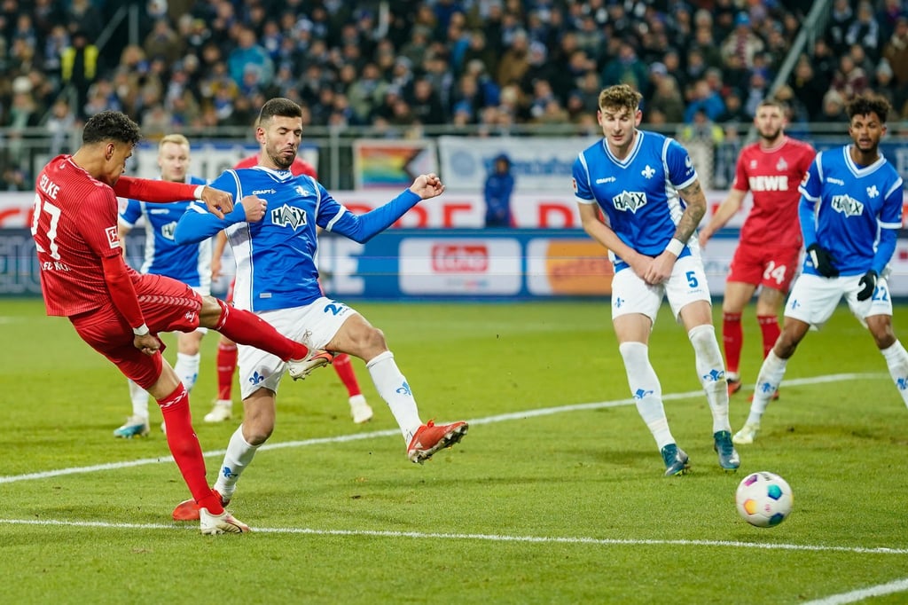 Davie Selke (l) schoss Köln im Kellerduell in Darmstadt zum Sieg.
