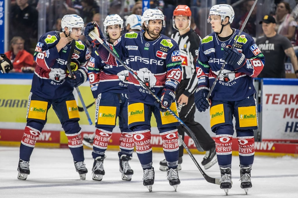 (l-r) Berlins Frederik Tiffels, Berlins Ty Ronning, Berlins Zach Boychuk und Berlins Jonas Müller laufen zusammen auf dem Eis.