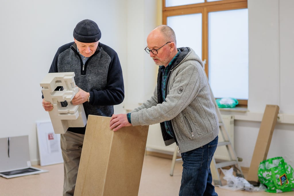 Der Kunstverein Zeitz bereitet die Ausstellung Jahresgaben 2023 im Atelierhaus vor. Karsten Fischer und Michael Krause beim Aufbau.