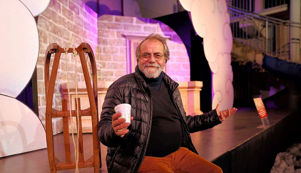 Matthias Brenner in der Kulisse für „Frau Holle“: Drei Märchen hat der pensionierte NT-Intendant als Weihnachtsstücke fürs Hoftheater inszeniert.