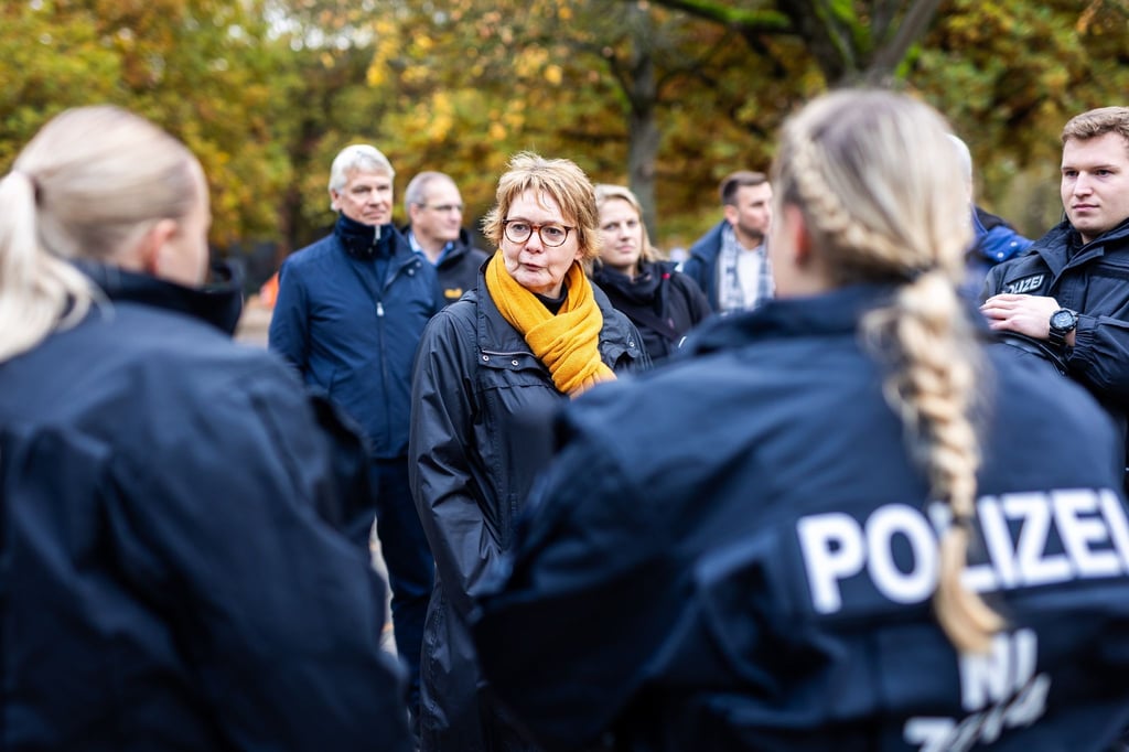 Daniela Behrens (SPD, M), Innenministerin von Niedersachsen, spricht mit Polizisten.
