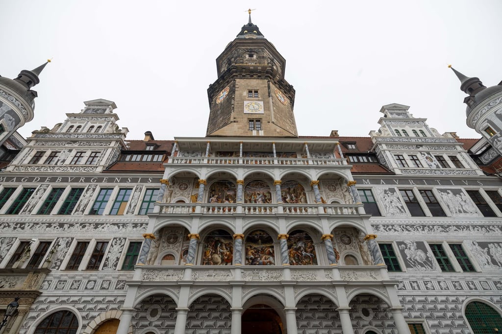 Blick auf den viergeschossigen restaurierten Altan des Dresdner Residenzschlosses.