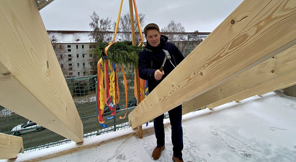 Matthias Goldschmidt schlägt den letzten Nagel in die Dachkonstruktion.
