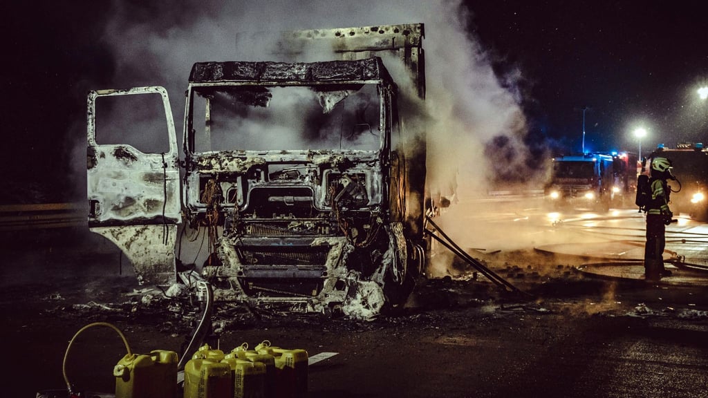 Ein vollständig ausgebrannter Lastwagen steht auf der A9 Richtung Berlin in Höhe Abfahrt Bitterfeld-Wolfen.