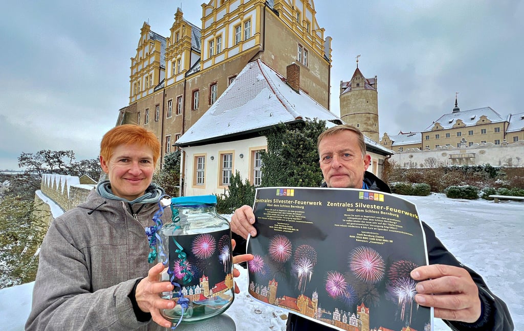 Julia Tarlatt, Sprecherin der Stadtverwaltung, und Marketingbeauftragter Jens Meißner konnten am Freitag stolz verkünden, dass nach erfolgreicher Spendensammlung in der Silvesternacht wieder ein Feuerwerk auf der Terrasse des Bernburger Schlosses gezündet wird.