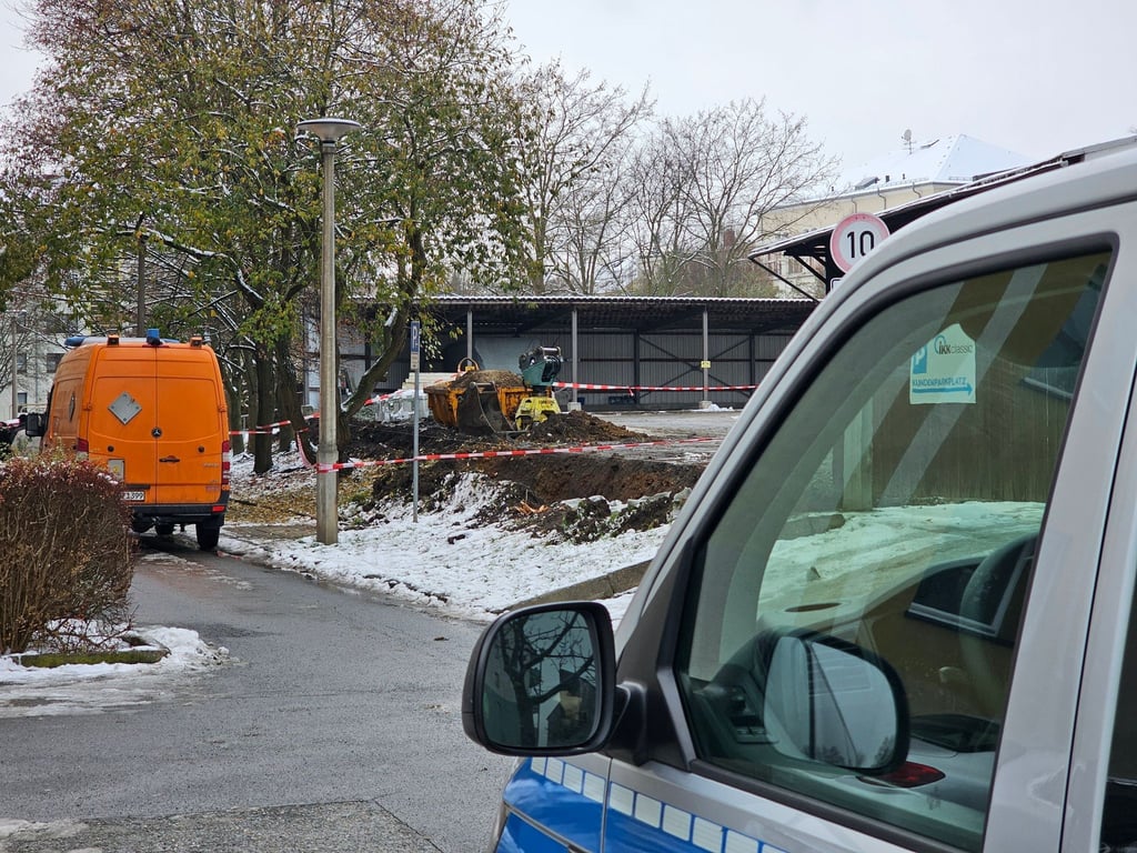Einsatzwagen stehen in der Plauener Innenstadt.