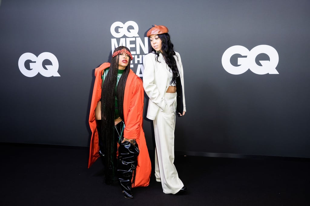 Erykah Badu (l), Musikerin und Preisträgerin des „Men of the Year Award“, kommt mit Tochter Puma Badu.